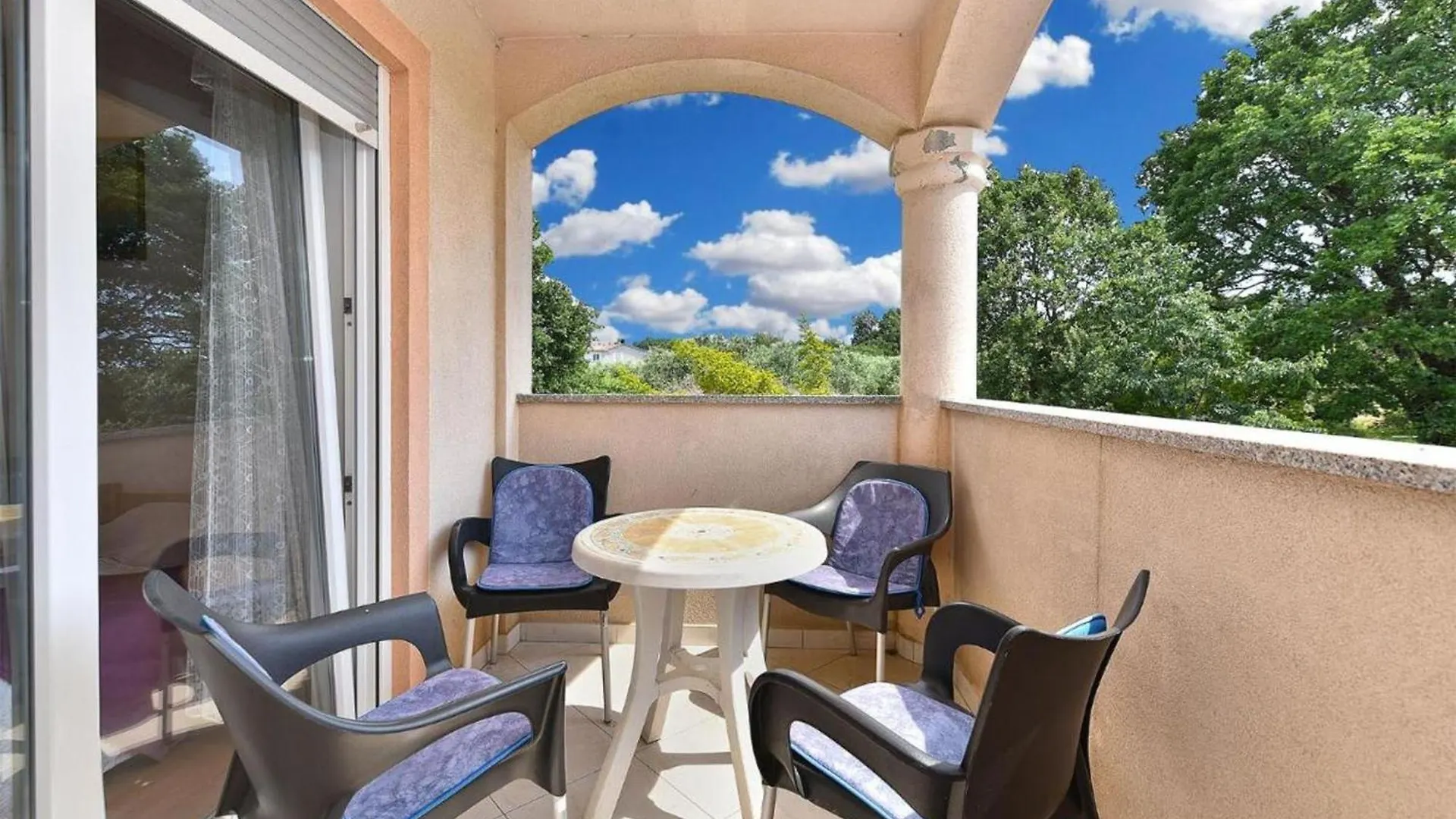 Bright Apartment In Medolino